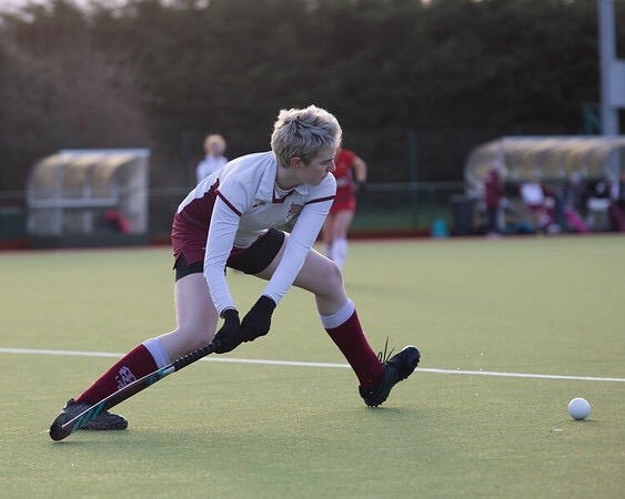 Éilis O'Neill playing hockey